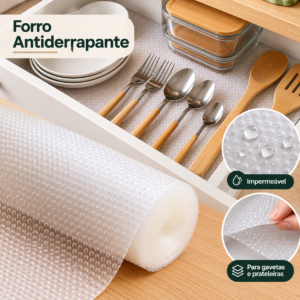 Forro antiderrapante para gaveta em PVC impermeável aplicado em gaveta de cozinha com talheres e utensílios.