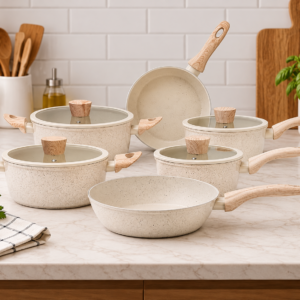 Jogo de panelas Brinox 6 peças Ceramic Life Sirius Vanilla sobre bancada de cozinha
