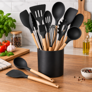 Kit utensílios de silicone preto com 12 peças e cabo de madeira sobre bancada de cozinha