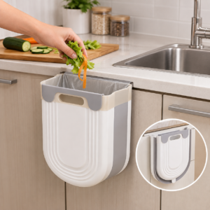 Lixeira dobrável de cozinha com gancho instalada na porta do armário próximo à pia