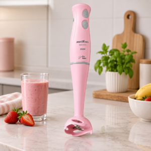 Mixer Britânia BMX370RS rosa 350W sobre bancada de cozinha com vitamina de frutas