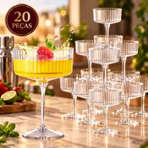 Conjunto 20 Taças de Coquetel Transparente em mesa decorada com drink e frutas